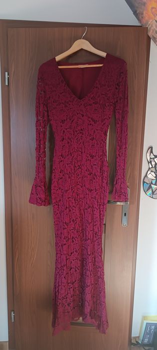 Elegancka bordowa koronkowa sukienka maxi Allyson – idealna na wesele,