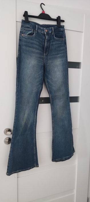 Jeansowe spodnie dzwony Bershka