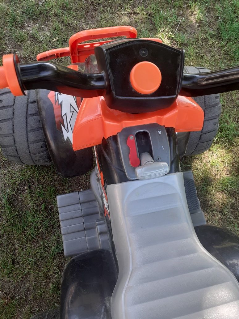 Quad peg perego akumulator