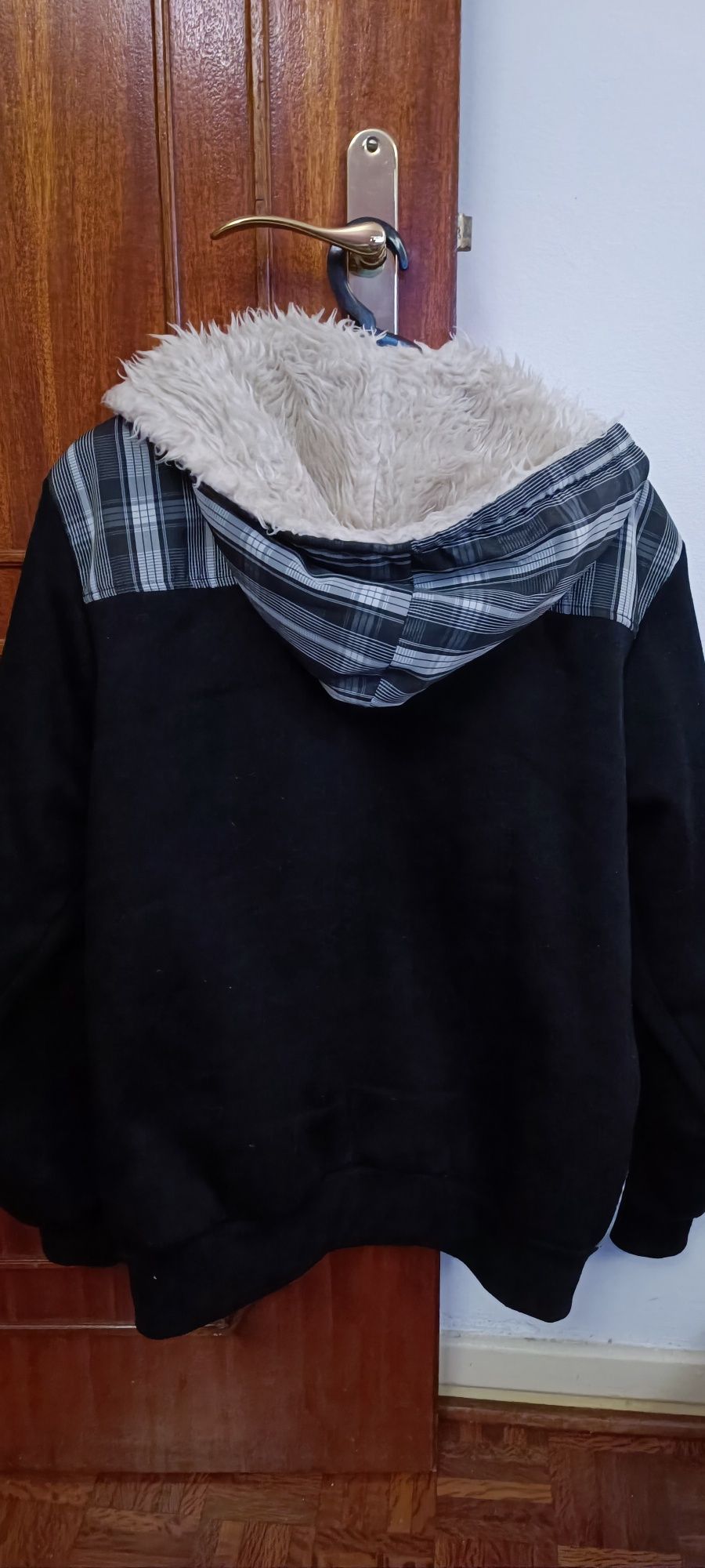 Casaco com capuz e com pelo dentro, para homem usado 4 ou 5 veze