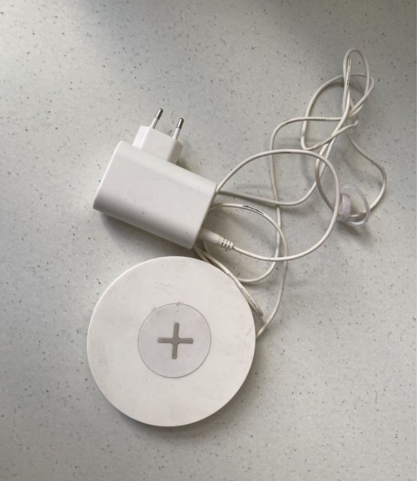 Teclado, carregador, ferro de engomar, tabua e outros