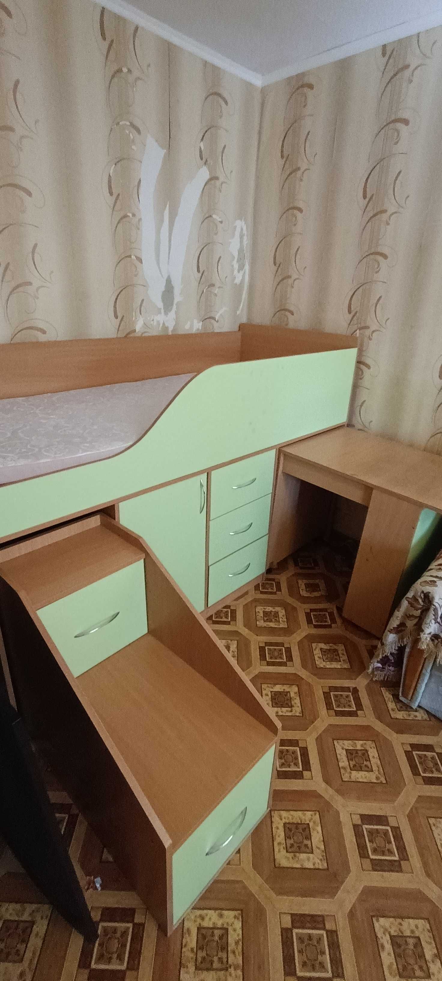 Дитяче ліжко з матрасом +стіл