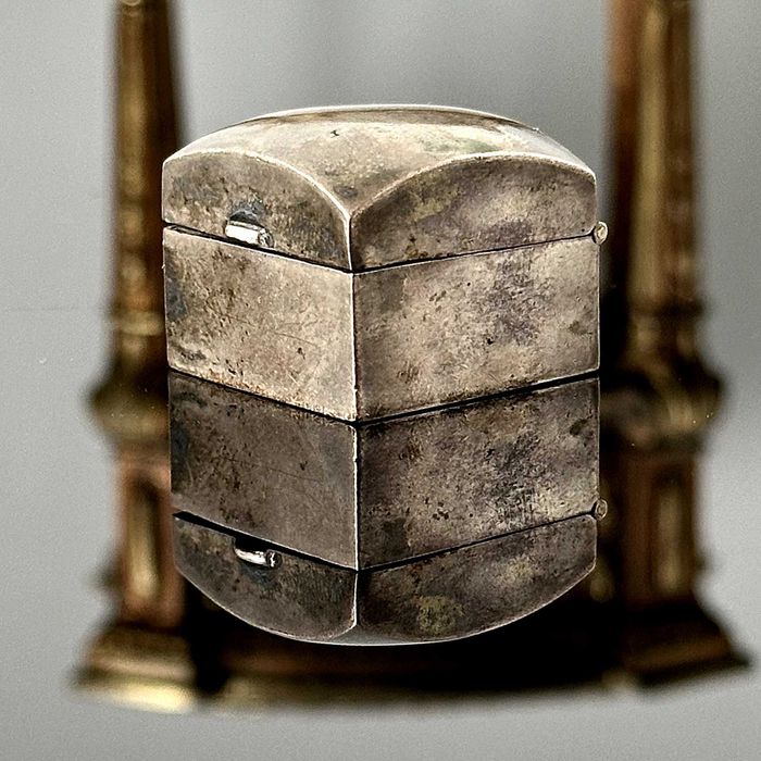 Srebrne etui na pierścionek z końcu XIX wieku z srebra próby 800