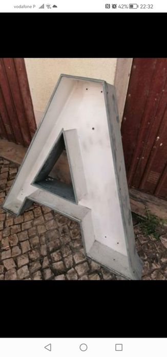 Grandes letras em alumínio