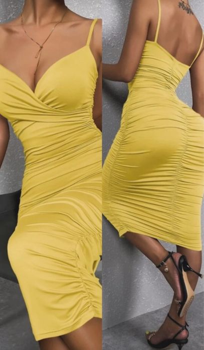 Dopasowna sukienka z marszczeniami