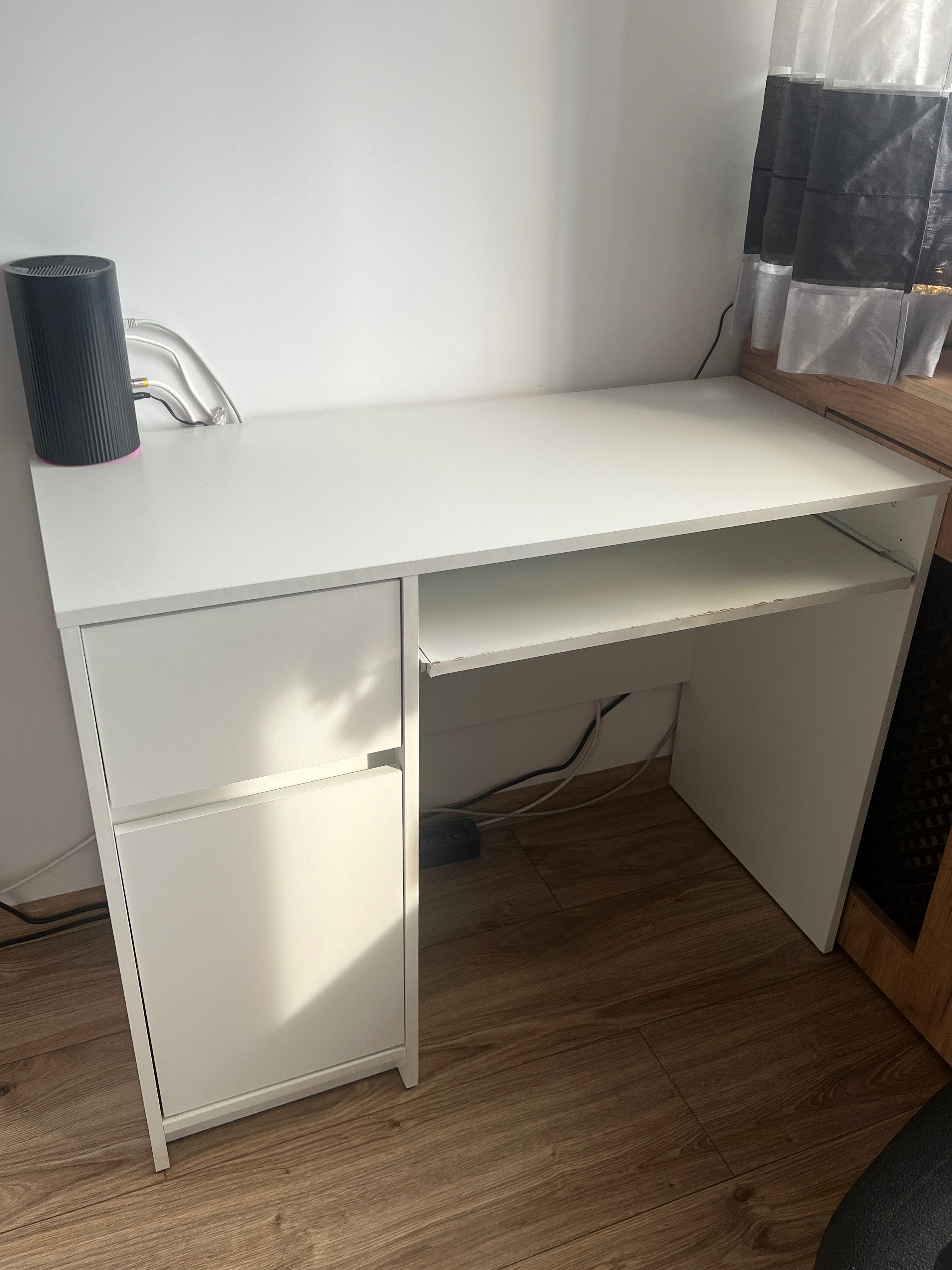 Białe biurko ikea do komputera