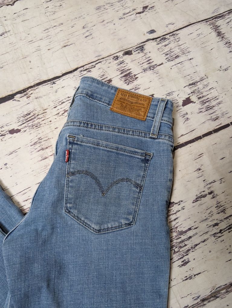 Jasnoniebieskie spodnie jeansowe jeansy Levi's Levis 712 slim w26 l32