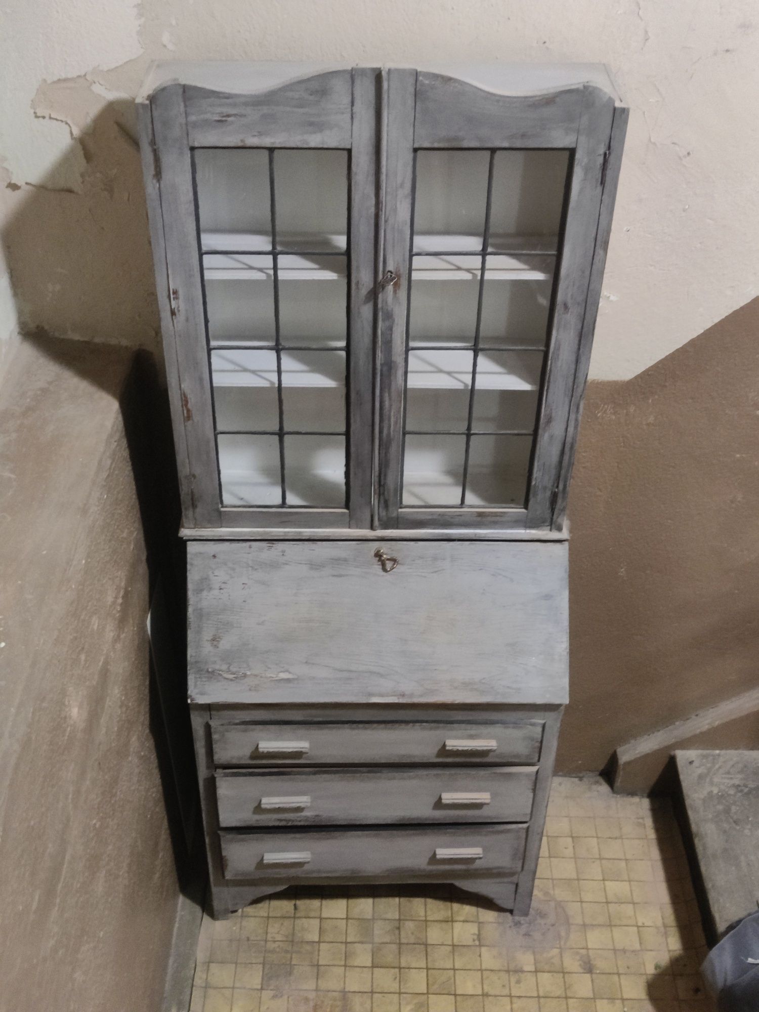 Komoda i szafka wisząca w stylu retro