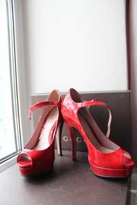Яркие эффектные красные лаковые туфли гуччи gucci