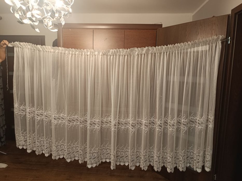 Firanka biała z dwoma pasami gipiury