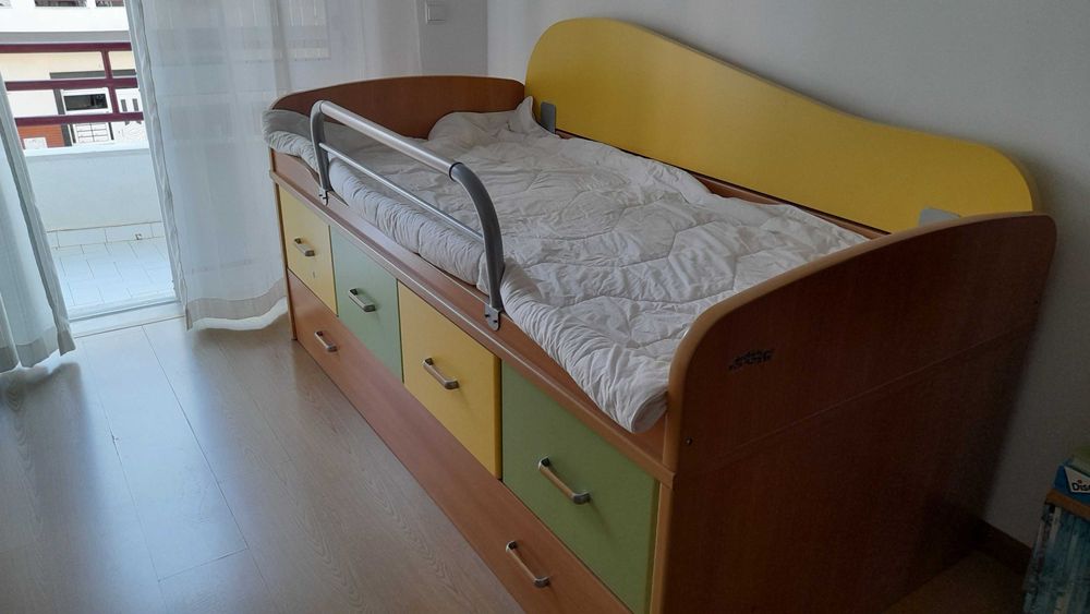 Cama de criança e secretaria
