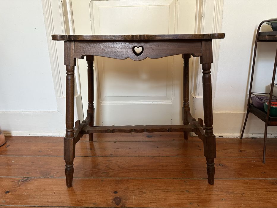 Mesa em madeira tradicional portuguesa.