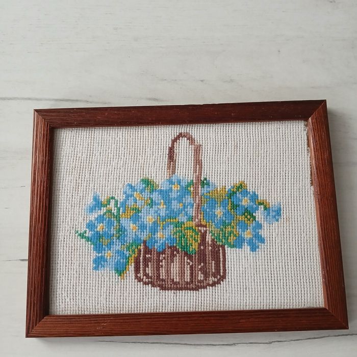 obraz ,kwiaty ,haft krzyżykowy . Oprawiony.