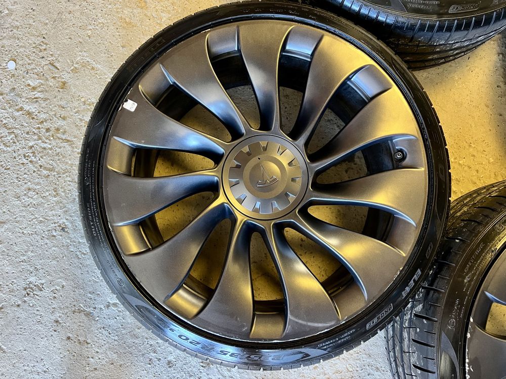 Komplet kół letnich TESLA Uberturbine 235/35R20. Felgi 5x114.3.