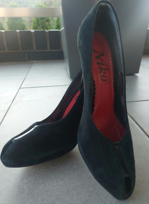 Zamszowe czarne buty szpilki z czerwoną podeszwą NIKO 37