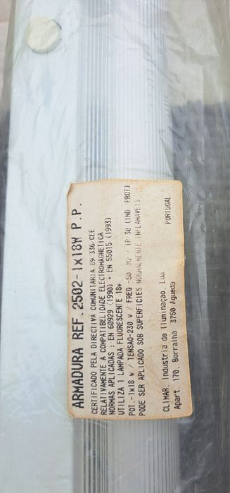 Estruturas com lâmpadas fluorescentes