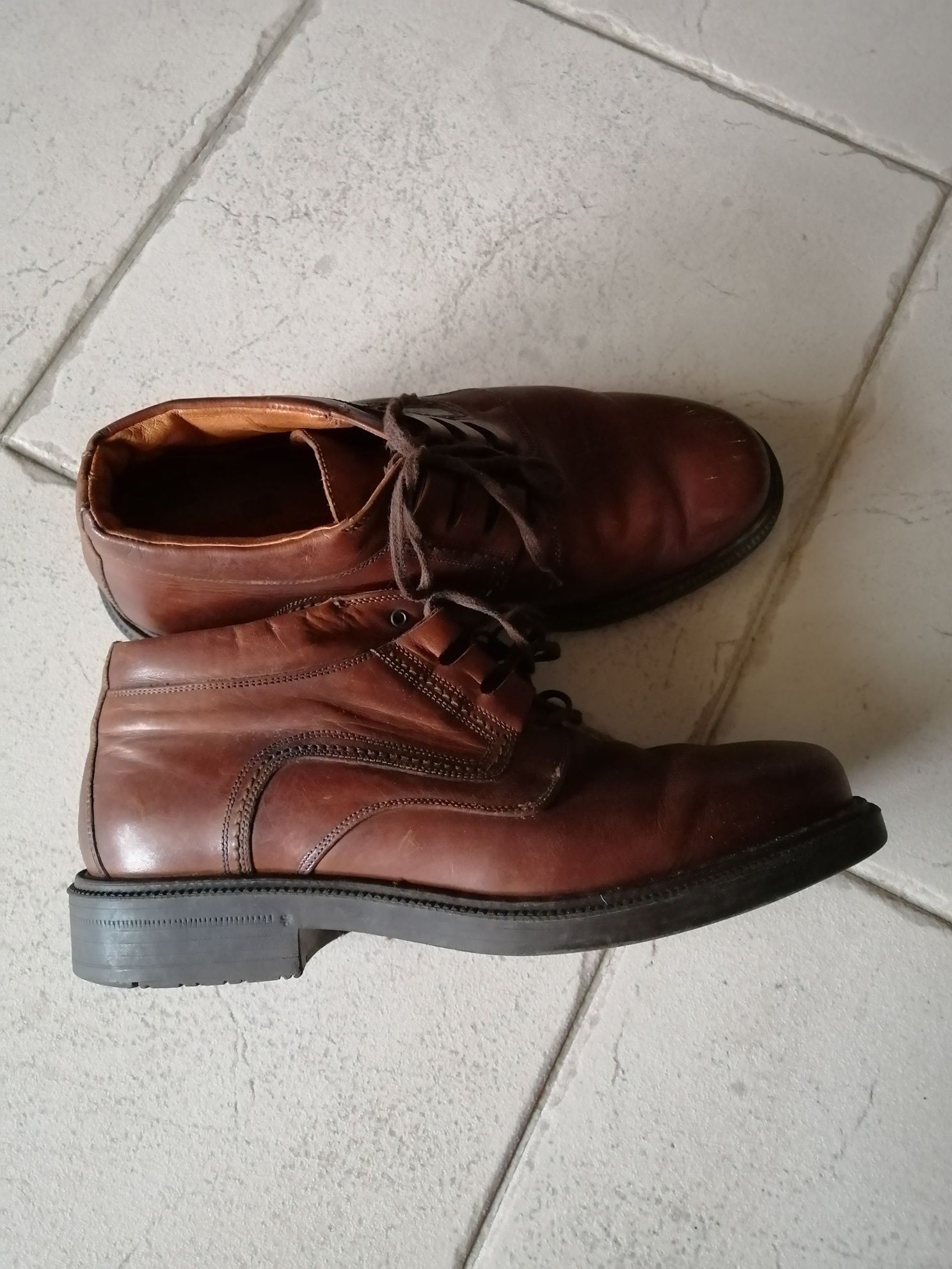 Bota de cabedal, nº 40, de marca Johnston & Murphy, fabrico italiano