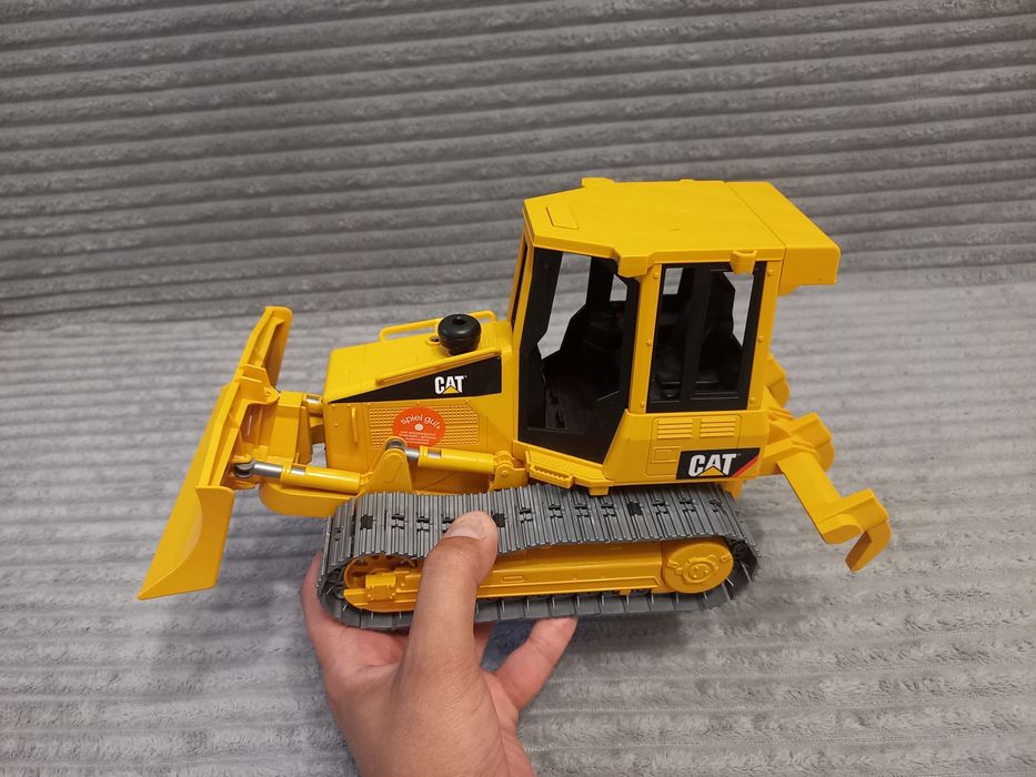Гусеничний трактор бульдозер CAT від Bruder