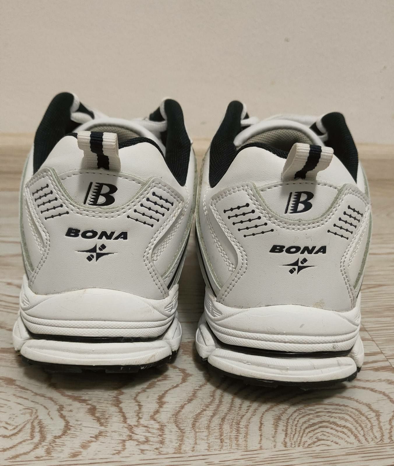 Продам кроссовки  фирмы BONA