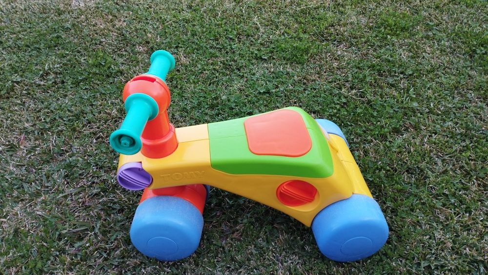 Andador/triciclo Tomy para bebé