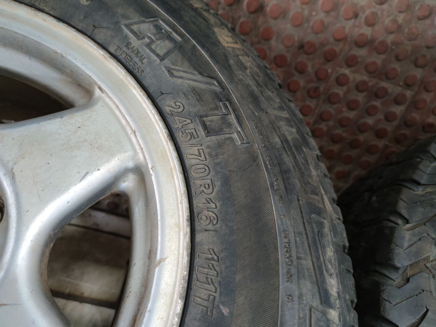 Vendo 4 jantes com pneus 245/70 R16