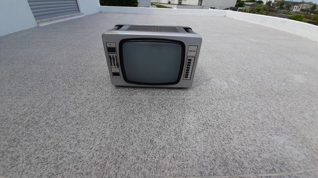 Televisor antigo a preto e branco