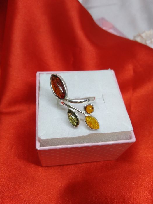 Piękny srebrny pierścionek z bursztynem kolorowym, srebro925, r. 14