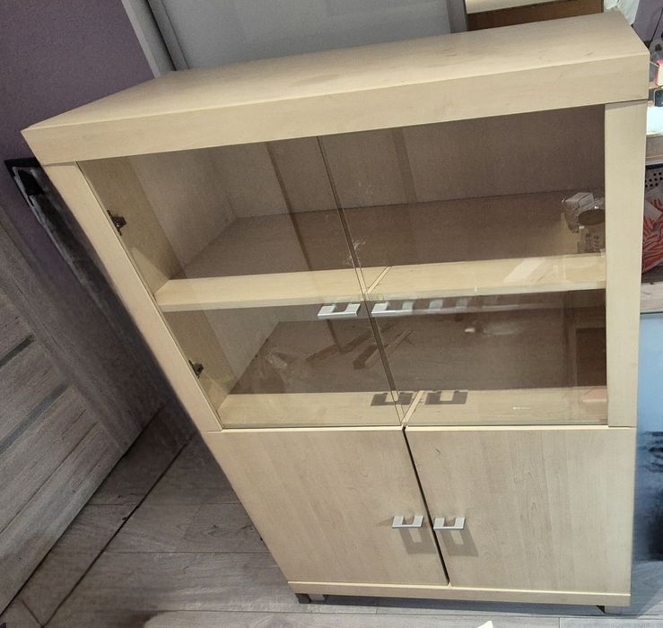 Jasna szafa z szybą