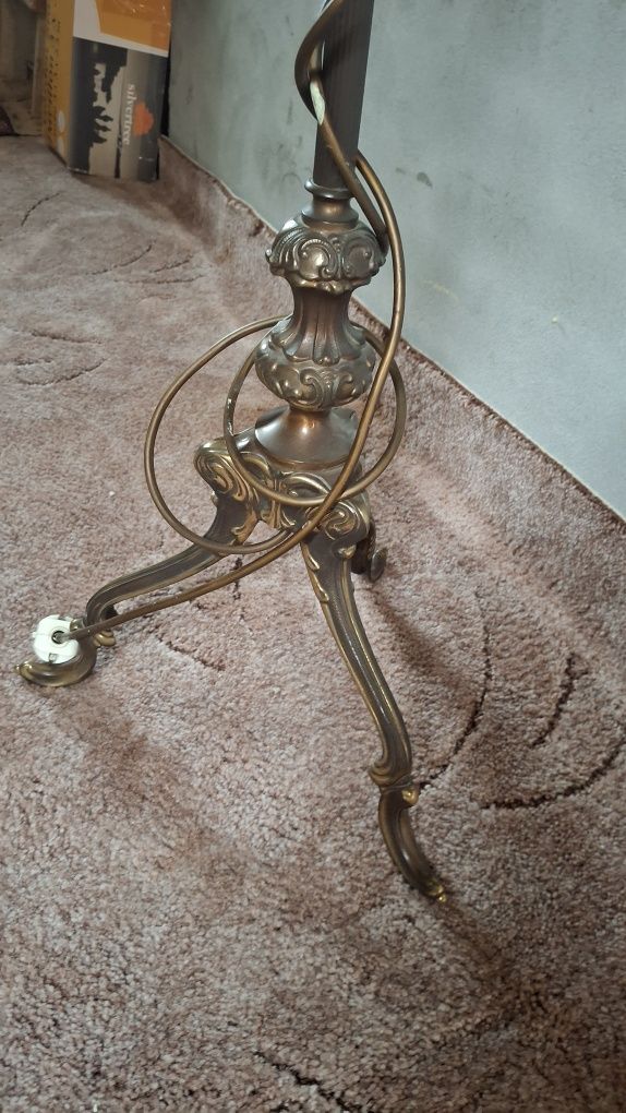 Stara mosiężna lampa podłogowa na giętych nóżkach z abażurem