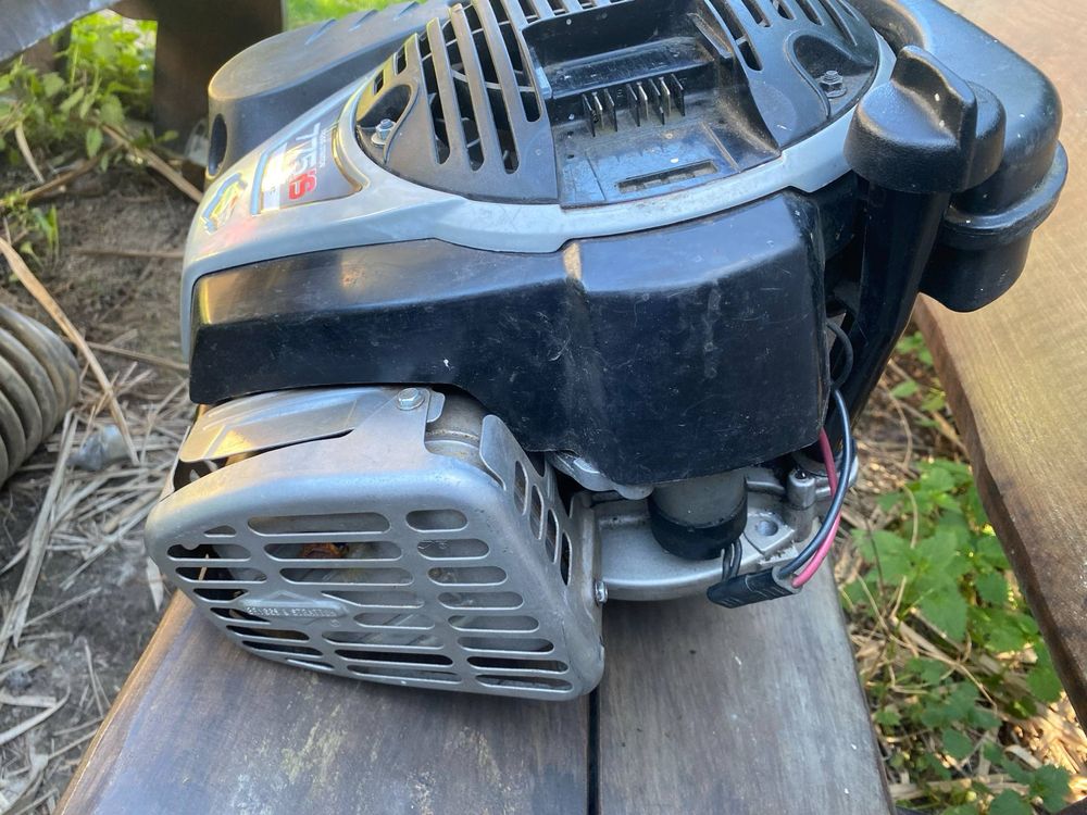 Silnik do kosiarki Briggs &stratton 775is instant