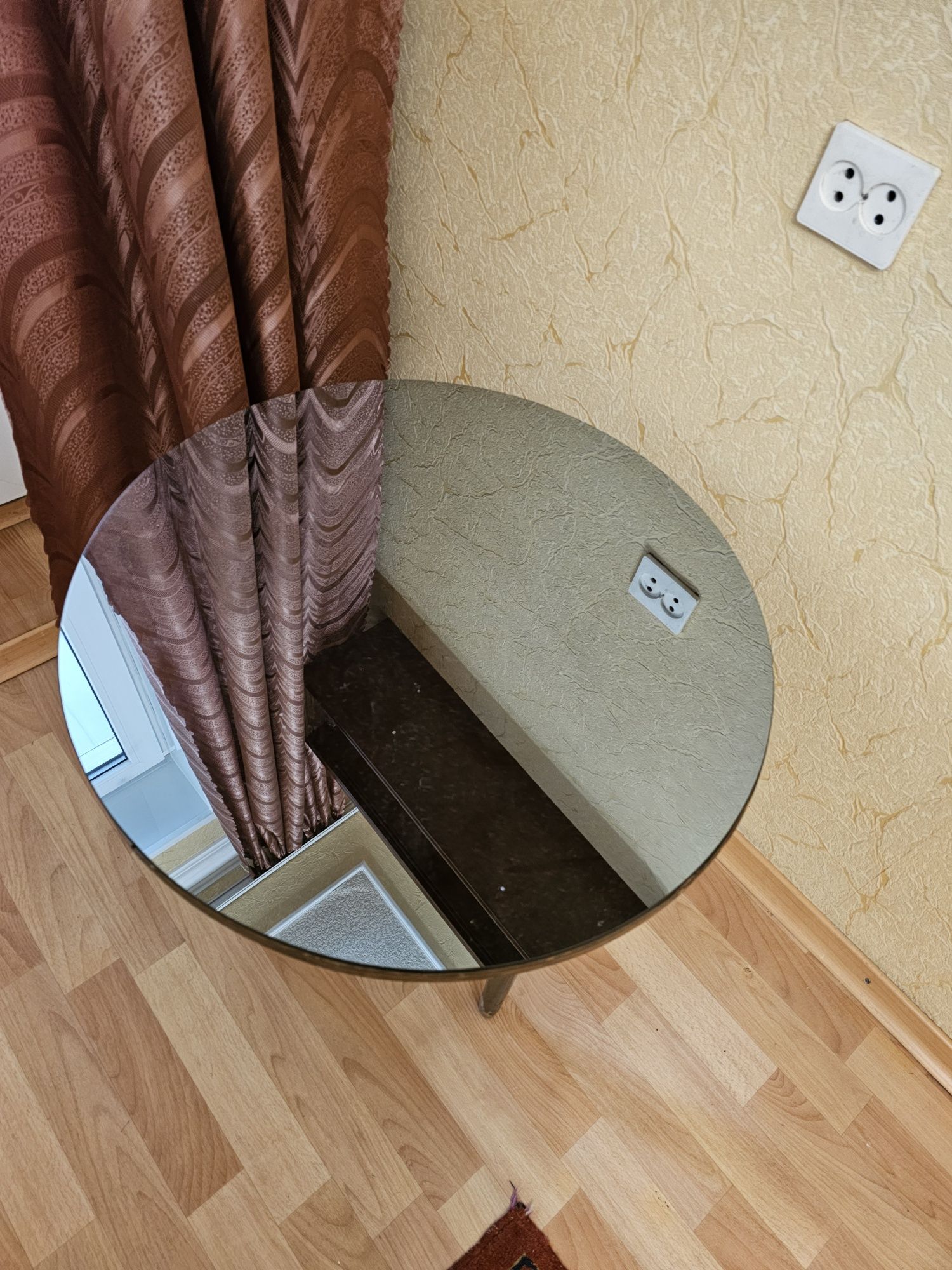 Продам столик со стеклом