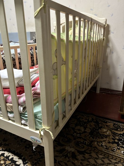Столик для кормления и кроватка .Все в хорошем состояниии.