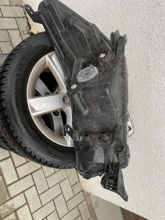 Toyota Hilux reflektor prawy 2015-