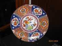 Dois pratos decorativos em porcelana oriental