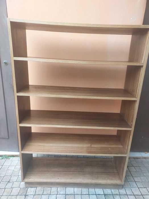 Estante com prateleiras
