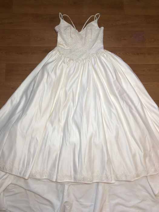 Весільна сукня з шлейфом