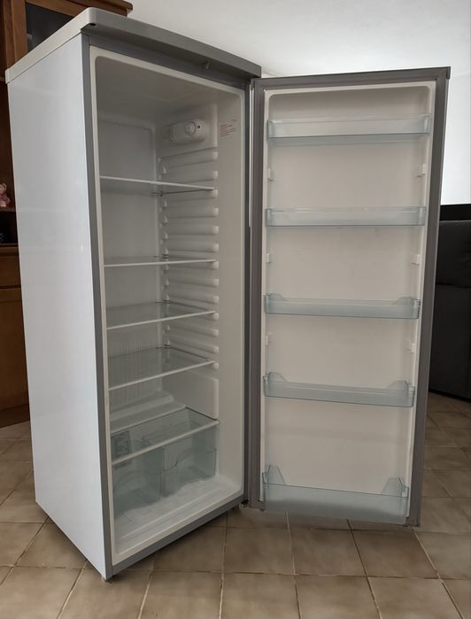 Frigorífico Schaub Lorenz – Capacidade 240 L – Como Novo