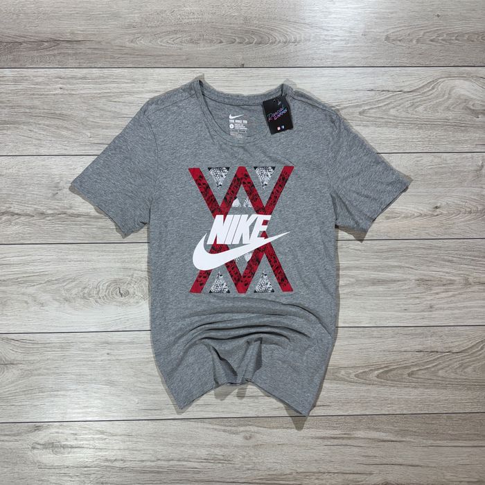НОВА Сіра Футболка Nike The Nike Tee, Розмір M (Athletic Fit) оригінал