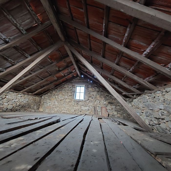 Construção em pedra com terreno