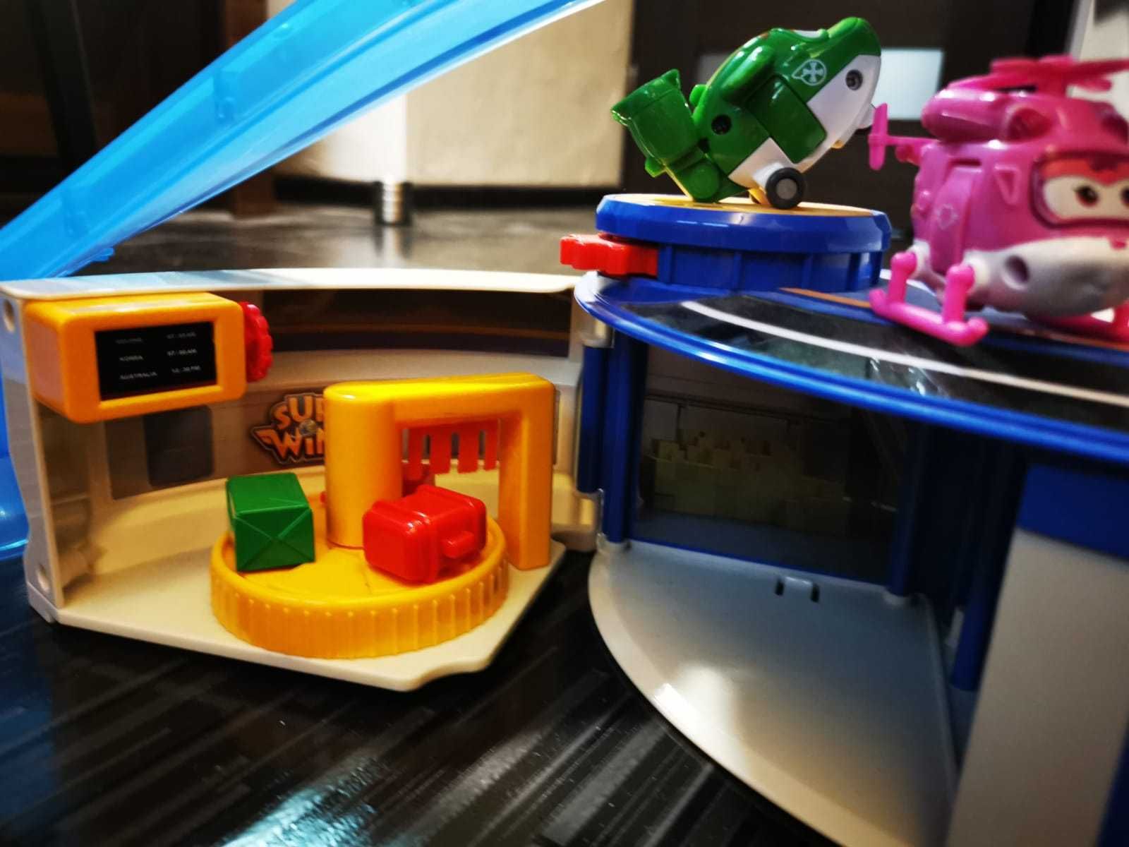 Super WINGS Lotnisko + figurki 9szt!!