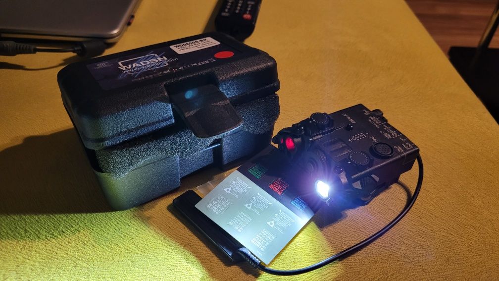 laser latarka taktyczna dbal a2, asg an peq surefire