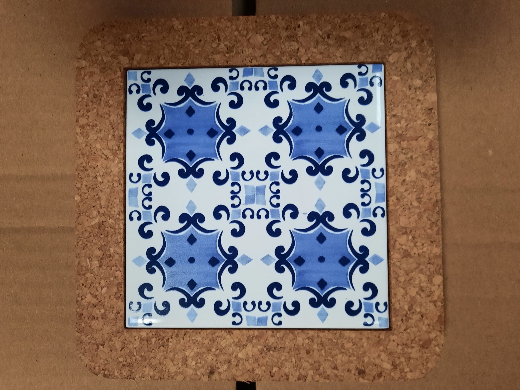 Base em cortiça com azulejo