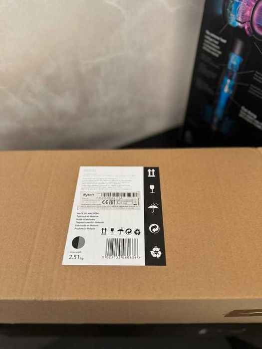 Suszarka Dyson Supersonic Origin w kolorze czarny nikiel.