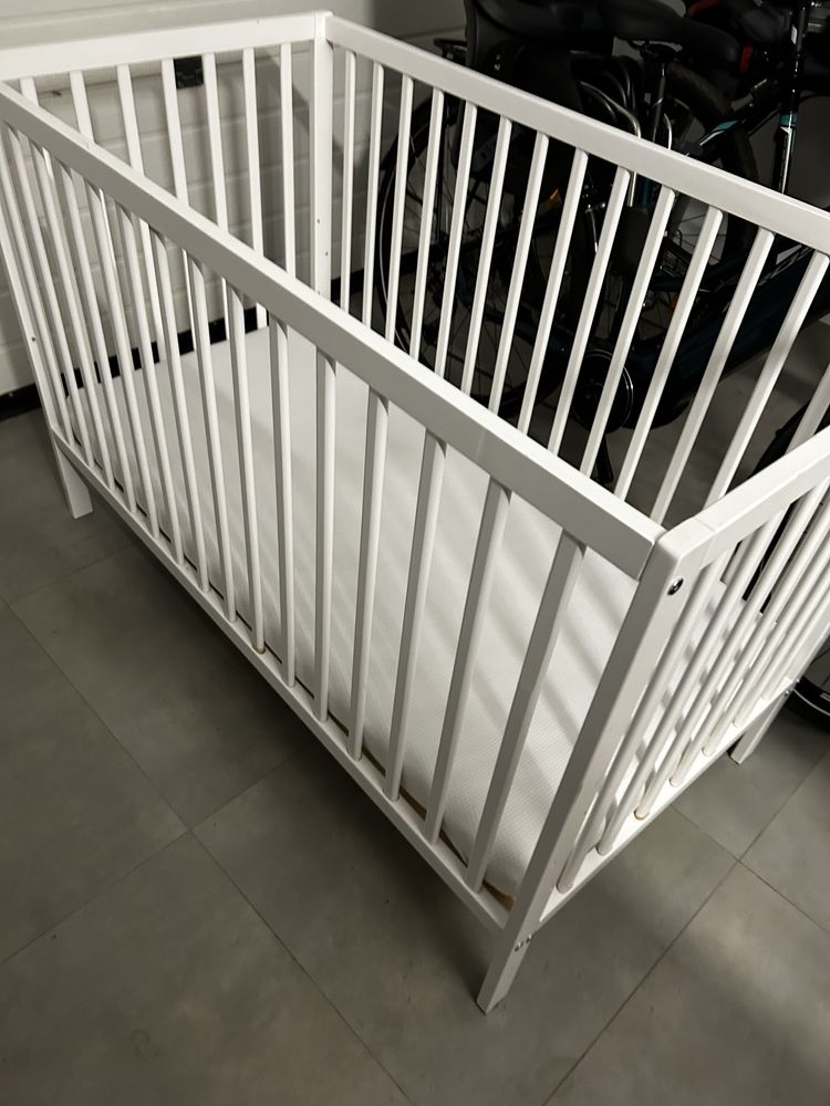 Łóżeczko dzieciece drewniane
