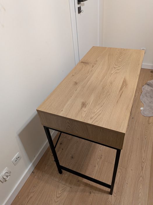 Biurko JYSK 48x95 z szufladą.