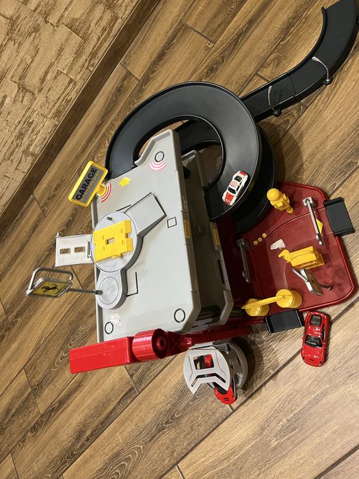 Ігровий набір Гараж Ferrari із двома машинками трирівневий