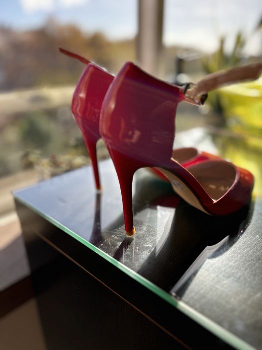 Sapatos como novos,  de salto, vermelho.