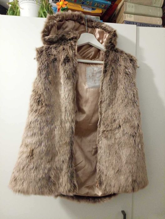 Futrzany bezrękawnik z kapturem