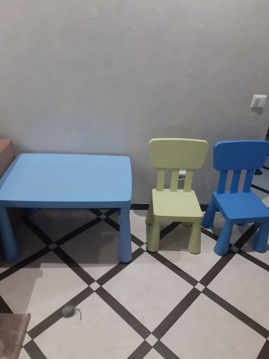 Стіл з 2 кріслами