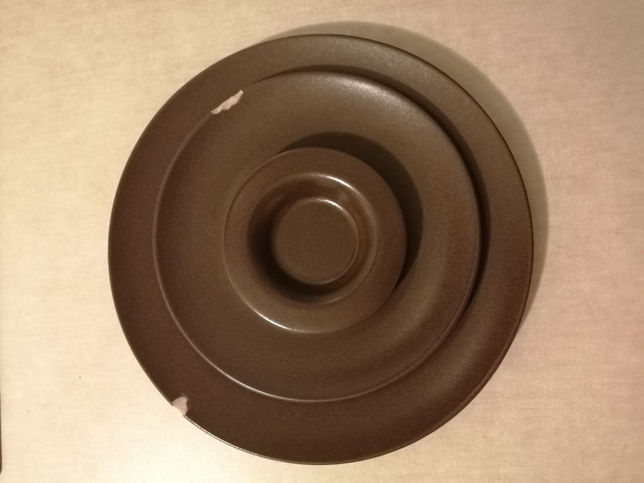 Trzy talerze brązowe Dinera, IKEA (uszkodzone)
